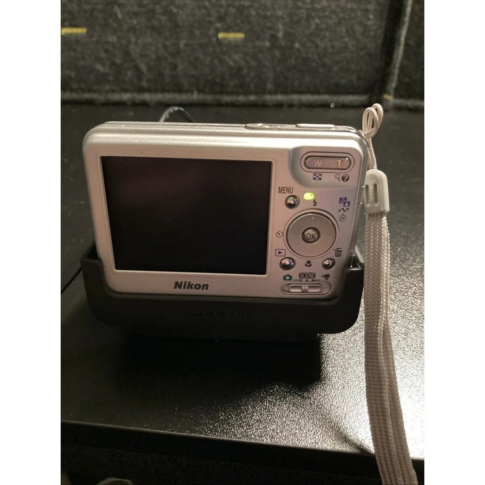 Nikon Coolpix S1‎ Compact Digital Camera 5.1MP 3x Zoom Charger & Battery